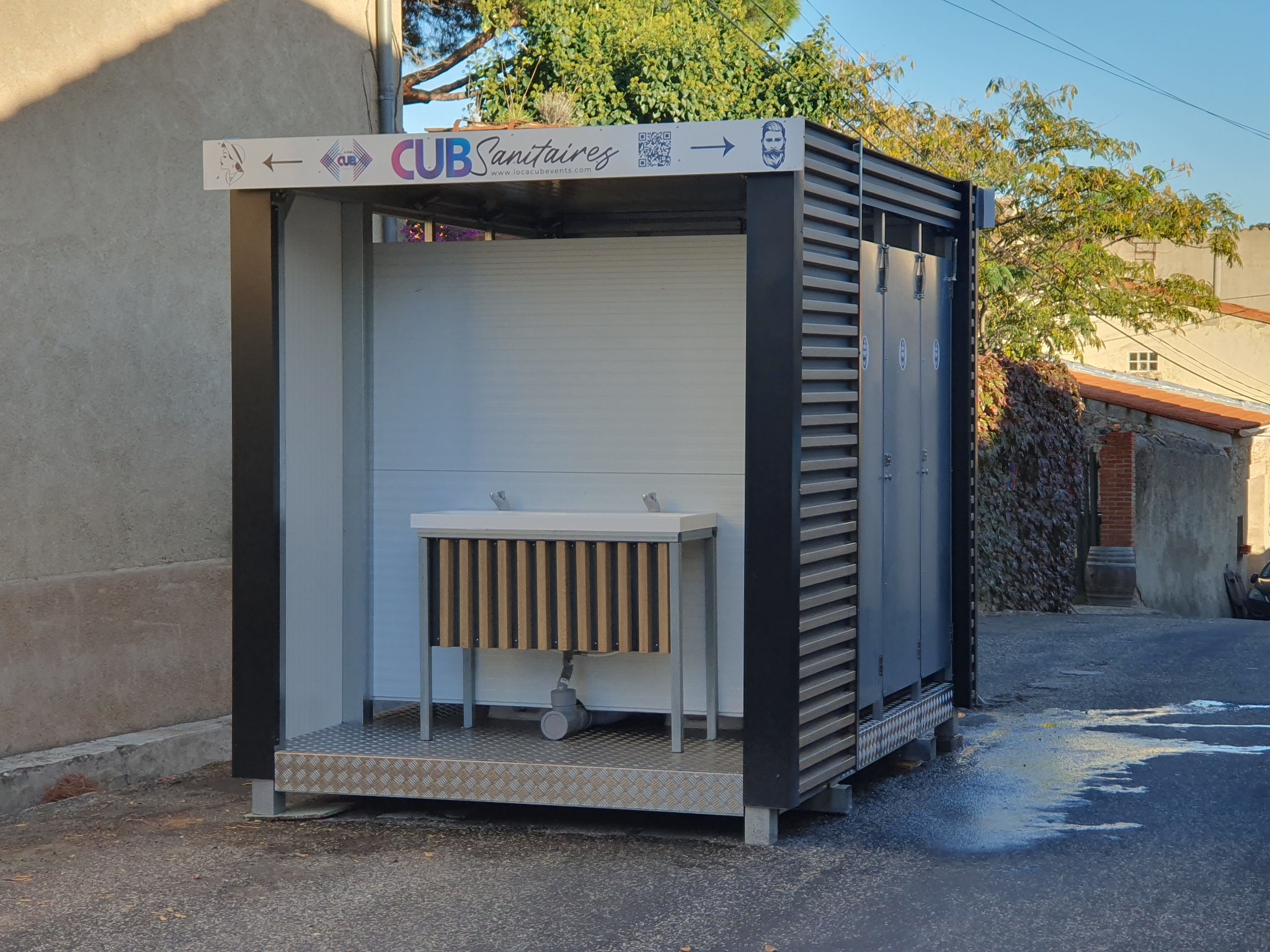 Le petit CubSANITAIRES à Latour de France